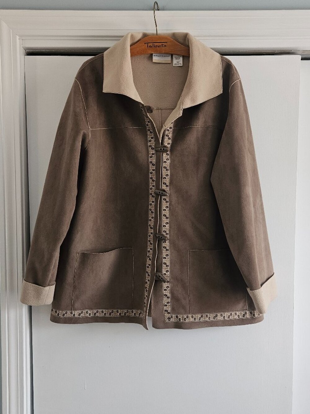 Alfred Dunner Beige Faux Suede Toggle Button Ribbon Trim 18W Jacket - Picture 2 of 9